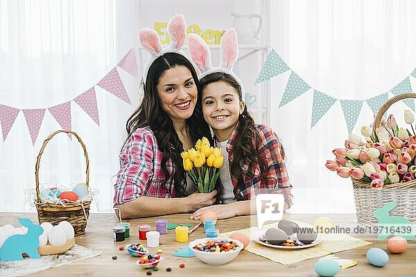 Porträt glückliche Tochter mit ihrer Mutter feiern Ostern Tag