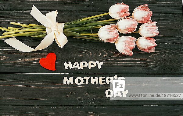 Glückliche Mütter Tag Inschrift mit Tulpen Bouquet Tabelle