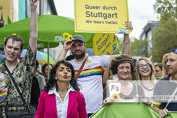 Gruppe der Partei Grüne  Landtagspräsidentin Muhterem Aras (links) .Christopher Street Day  Pride Demonstration als Zeichen für Vielfalt  Respekt  Akzeptanz und Gleichberechtigung  Stuttgart  Baden-Württemberg  Deutschland  Europa