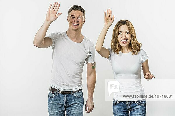 Porträt lächelnd junges Paar winken ihre Hände schauen Kamera