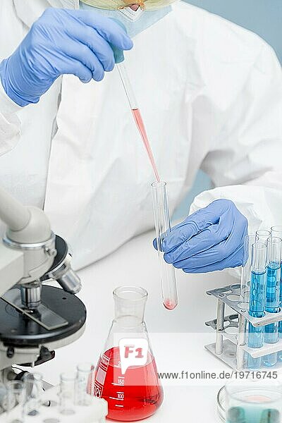 Wissenschaftler  der im Labor mit chemischen Substanzen arbeitet