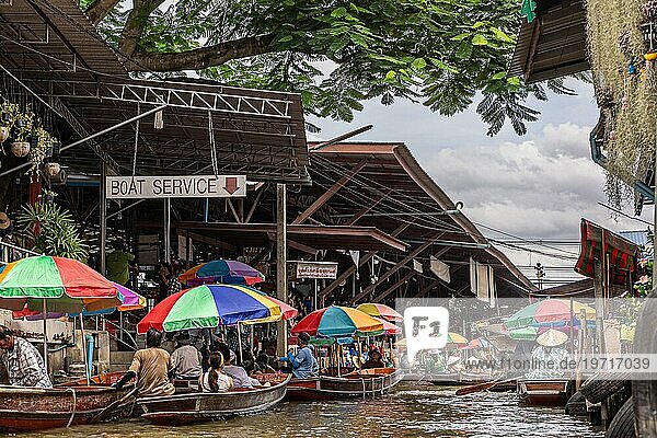 Schwimmender Markt  Boot  Markt  Boat Market  Händler  Handel  Souvenirs  Touristen  Attraktion  Urlaub  Reisen  Fluss  bunt  Tagesausflug Bangkok  Damnoen Saduak  Ratchaburi  Thailand  Asien