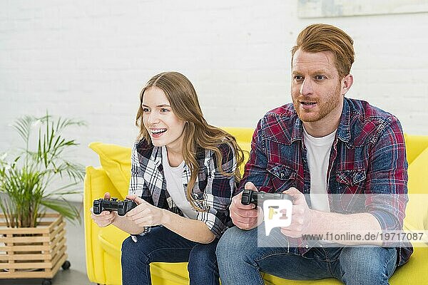 Junges Paar hat Spaß beim Spielen eines Videospiels zu Hause
