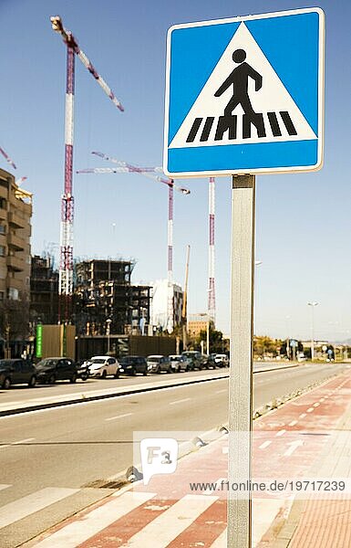Close up Fußgänger Warnzeichen städtischen Straße mit Baustelle