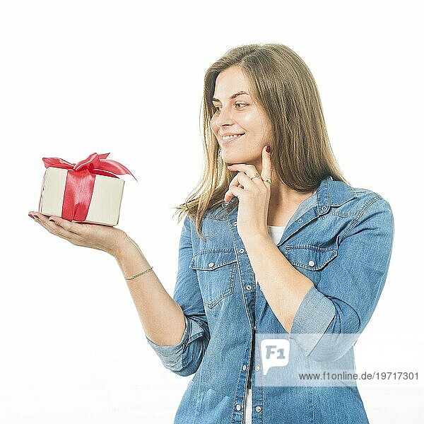 Porträt glückliche Frau suchen Geschenk weißem Hintergrund
