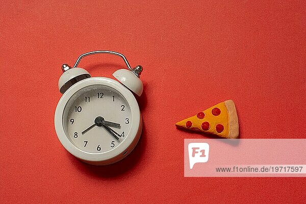 Pizza und Wecker. Pizza Zeit. Kreatives Design für Speisekarten  Cafés  Restaurants
