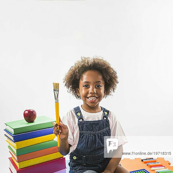 Kind mit Pinsel Bücher Atelier
