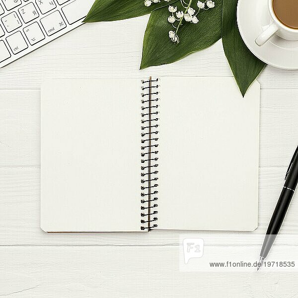 Blanko Spirale Notizblock mit Tastatur Kaffeetasse Stift weißen Hintergrund