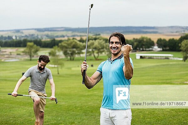 Zwei Männer haben Spaß auf dem Golfplatz
