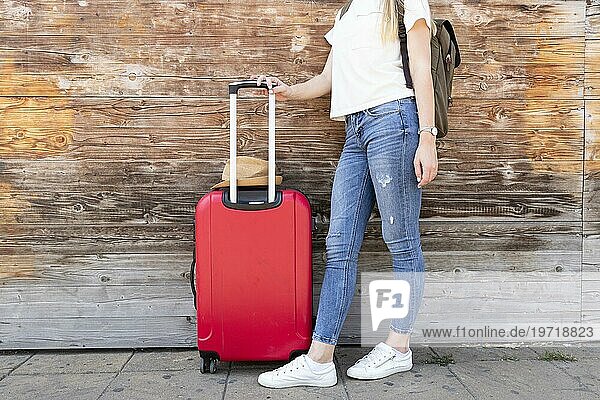 Reisende Frau mit ihrem Gepäck
