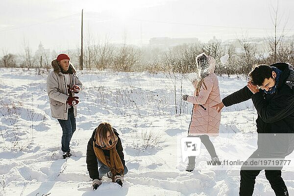 Menschen spielen Schneebälle Winterwald