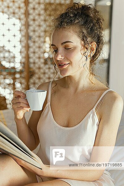 Lesende Frau trinkt Kaffee