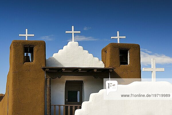 San Geronimo Kapelle  Kreuz  Kirche  Religion  Glaube  Christentum  Lehmbau  Adobe Style  blauer Himmel  Taos  New Mexico  USA  Nordamerika