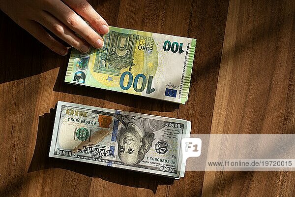 Dollarscheine Amerikanisches Geld Bargeld. Euro  Währung der Europäischen Union. Einhundert US Dollar Banknoten. Finanz und Wirtschaftskrise