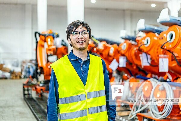 Porträt eines stolzen japanischen Chefingenieurs einer Fabrik zur Herstellung von Roboterarmen