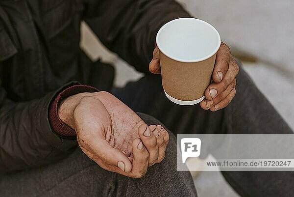 Obdachloser Mann hält Hand aus Hilfe leeren Becher