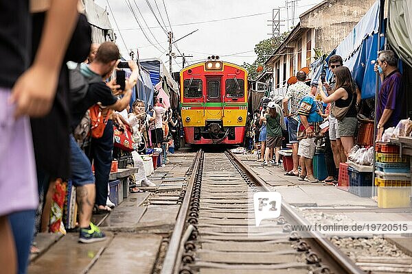 Eisenbahn  Gleise  Zug  Markt  gefährlich  Verkehr  Handel  Tourist  Reisen  Attraktion  Menschen  Reisen  Bangkok  Maeklong Railway Market  Samut Songkhram  Thailand  Asien