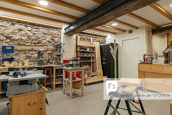 Innenraum eines Siebdruckstudios ohne Menschen und mit verschiedenen Werkzeugen und Möbeln zum Arbeiten