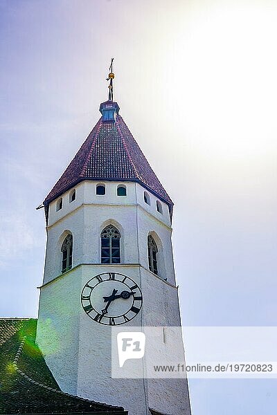 Stadt Thun mit Kirchturm und Sonnenlicht an einem sonnigen Tag im Berner Oberland  Kanton Bern  Schweiz  Europa