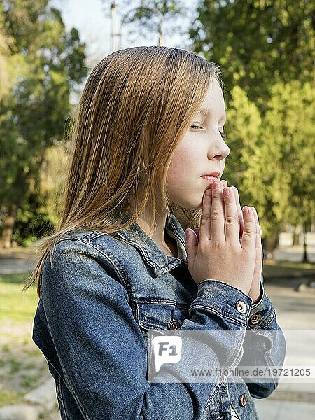 Schönes blondes Mädchen betet