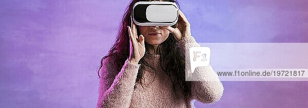 Frontansicht Frau probiert neue VRtechnologie aus