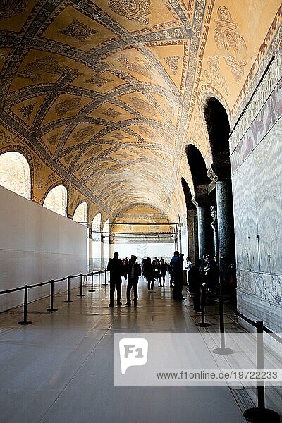 Das Innere der Hagia Sofia mit Blick auf die Obere Galerie