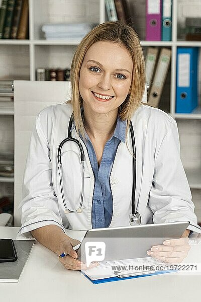 Frau arbeitet als Ärztin 3