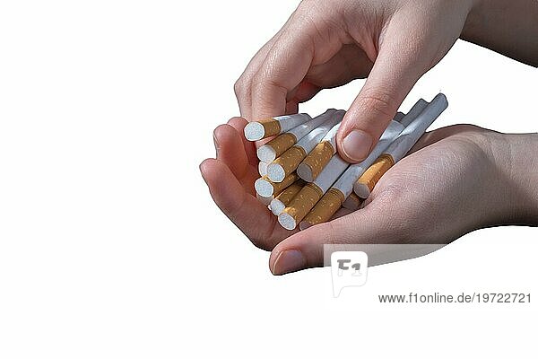 Tabakrauchabhängigkeit  ungesunde Lebensweise. Mit dem Rauchen aufhören  mit dem Rauchen aufhören oder keine Zigaretten rauchen. Hand hält Zigaretten in der Hand. Schlechte Angewohnheit aufgeben