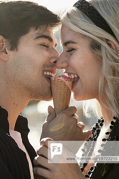Seitenansicht glückliches Paar genießt Eiscreme
