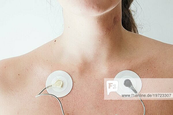 Person mit Elektroden Körper