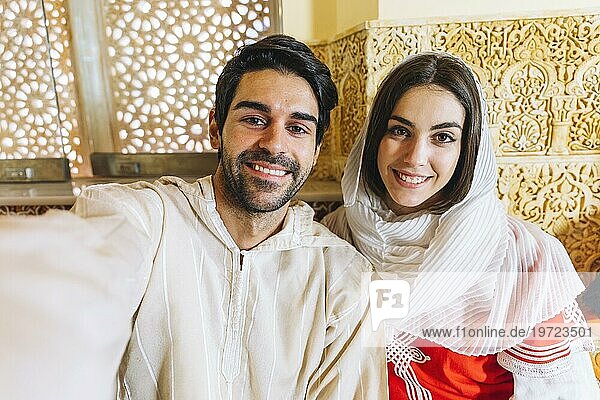 Muslimisches Paar macht Selfie im Restaurant