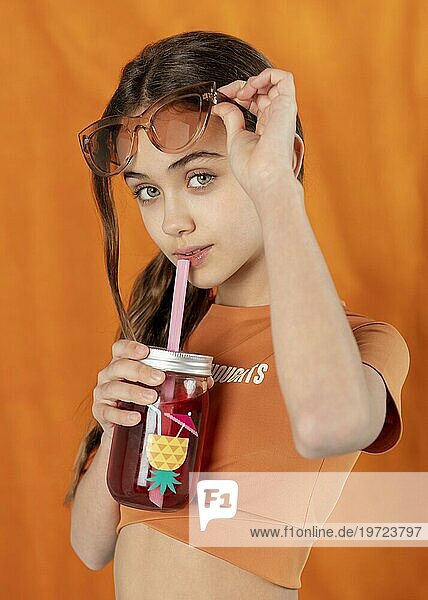 Medium shot Mädchen posiert mit Getränk