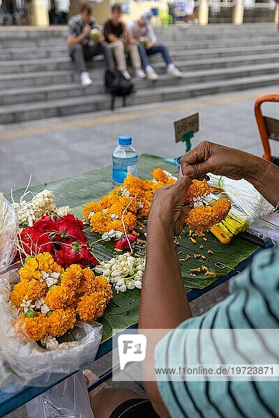 Blumenkranz  Blumen  Kette  gelb  Religion  Buddhismus  Tempel  Tradition  basteln  Tourismus  Hände  Frau  Arbeit  Bangkok  Thailand  Asien