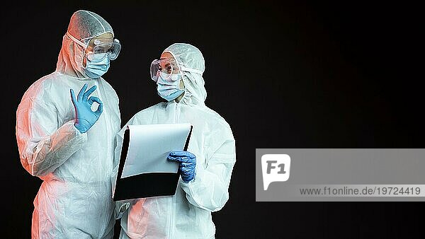 Ärzte in medizinischer Pandemiekleidung mit Kopierfeld