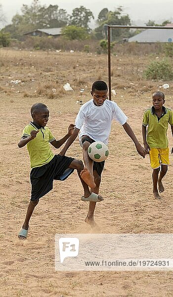 Kinder spielen Fußball 2
