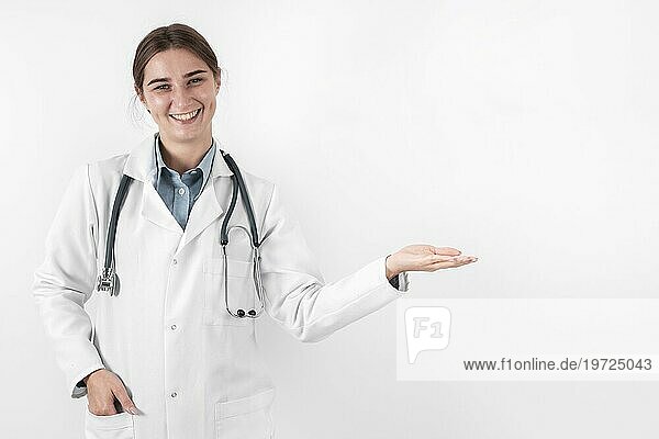 Vorderansicht Arzt lächelnd mit Kopierraum