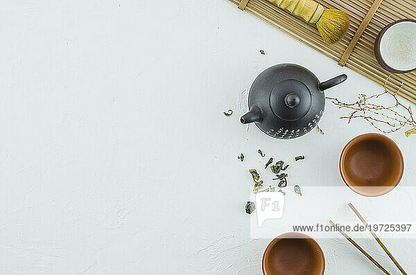 Erhöhte Ansicht japanischen Kräutertee mit Teeset weißem Hintergrund