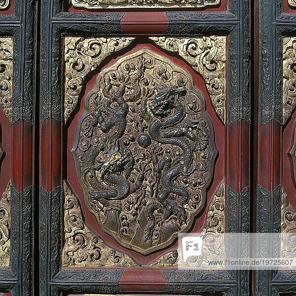 China  Peking: Kaiserpalast  Verbotene Stadt  Gugong  Tür  geschnitzt  Drachensymbole  Goldmetallspitze an der Tür  Asien