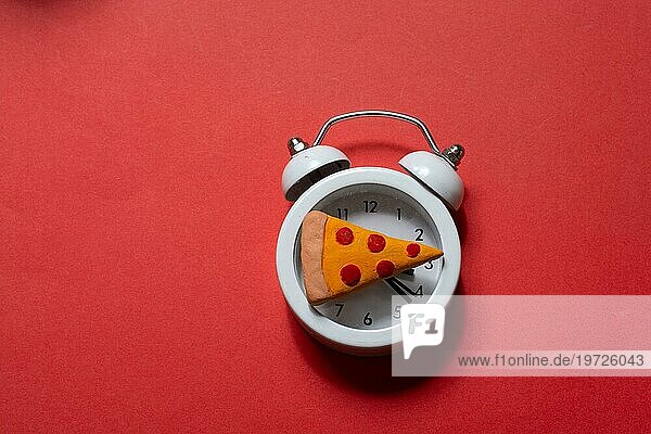 Pizza und Wecker. Pizza Zeit. Kreatives Design für Speisekarten  Cafés  Restaurants