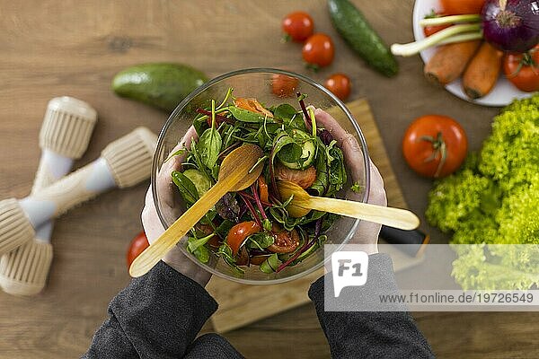 Close up Hände halten Schüssel mit Salat