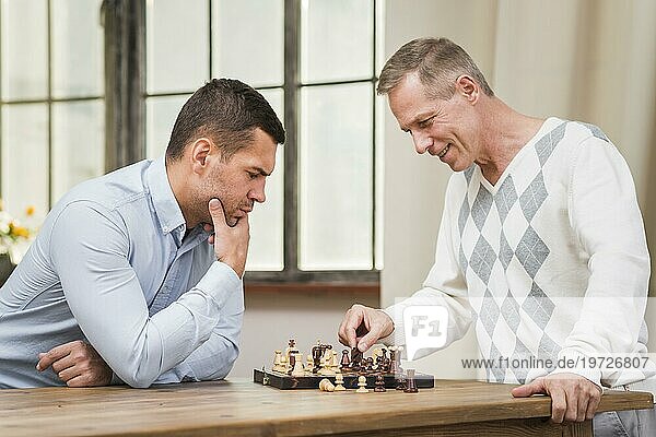 Vorderansicht Vater Sohn spielt Schach