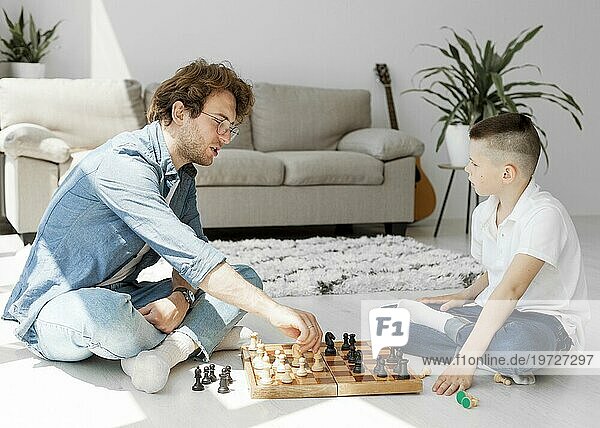 Tutor lernt Junge Schach spielen