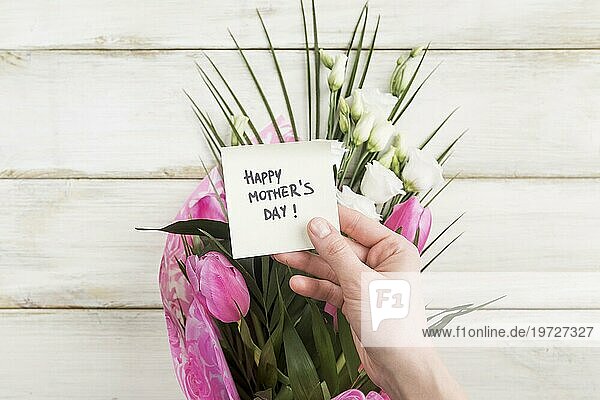 Hand mit glücklichen Mütter Tag Aufkleber Blumenstrauß