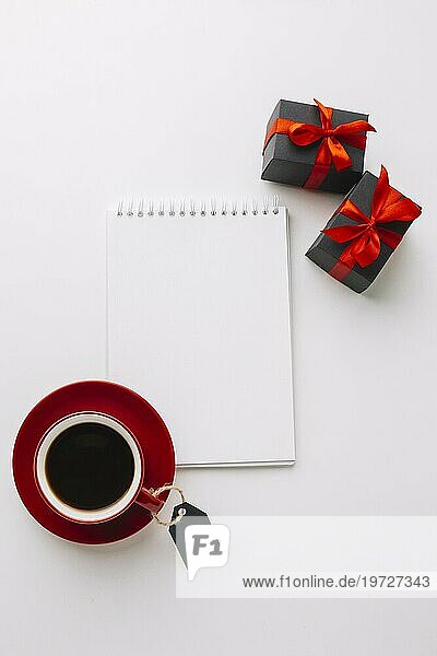 Black friday notebook mock up mit Kaffee