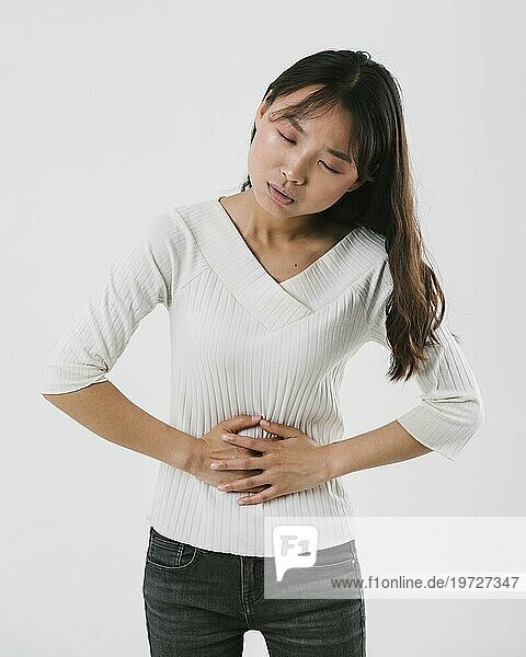 Vorderansicht Frau mit Bauchschmerzen