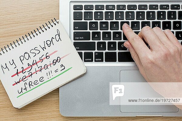 Flachlader Laptop mit Händen Notebook mit Passwort Informationen