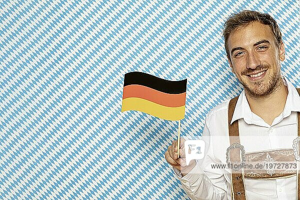 Mann hält deutsche Flagge mit Kopiervorlage