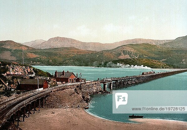 Brücke über die Flussmündung des Mawddach in Barmouth  Abermaw  eine Ortschaft in der Grafschaft Gwynedd  1880  im Norden von Wales  Historisch  digital verbesserte Reproduktion eines Photochromdruck der damaligen Zeit