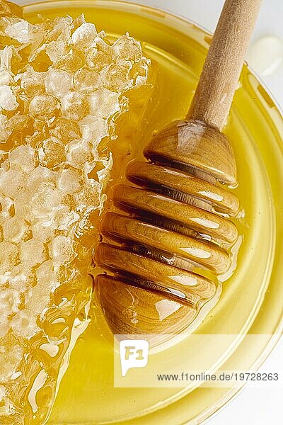 Nahaufnahme einer Honigwabe mit Holzlöffel