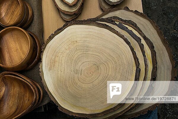 In runde  dünne Stücke geschnittene Holzstämme auf einem weißen Hintergrund